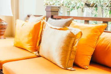 Boş tahta kanepe ve sandalye