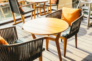 Boş masa ve sandalye