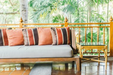 oturma odasında kanepede yastık