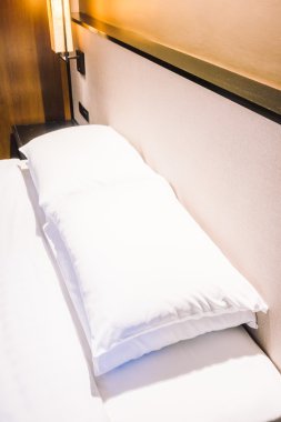 Yatak ve ışık lamba beyaz yastıklar