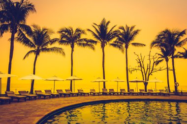 Siluetleri lüks şemsiyeleri ve sandalyeler