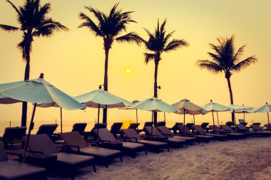 Siluetleri lüks şemsiyeleri ve sandalyeler