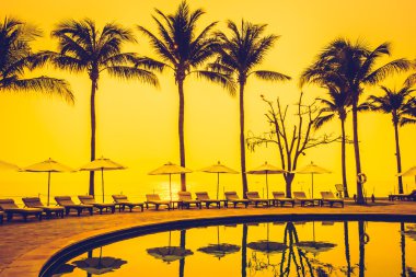 Siluetleri lüks şemsiyeleri ve sandalyeler