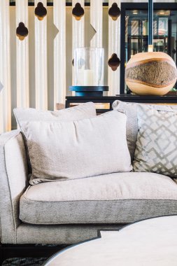 Oturma odasının içinde.