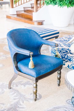 oturma odasında kanepede yastık