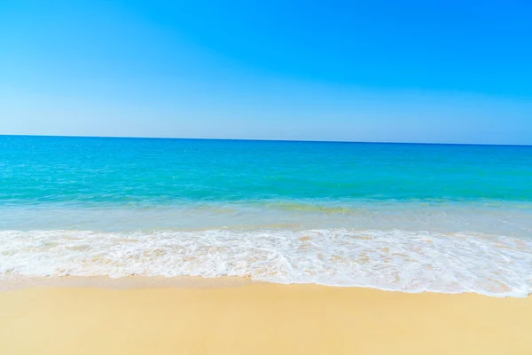 Bela praia e mar — Fotografia de Stock