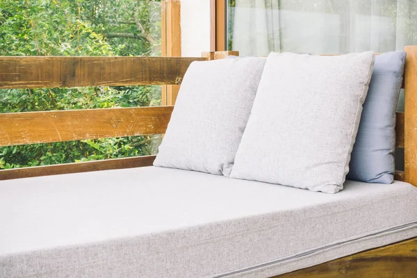 Подушки на украшении дивана — стоковое фото