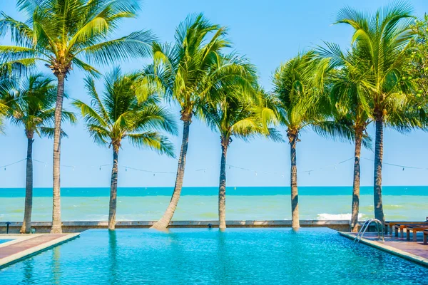 Bella piscina di lusso — Foto Stock