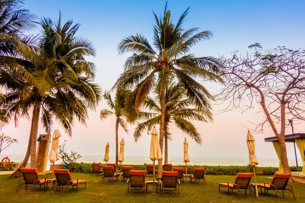 Boş şemsiye ve plaj sandalye