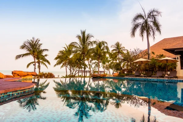 Bela piscina de luxo — Fotografia de Stock