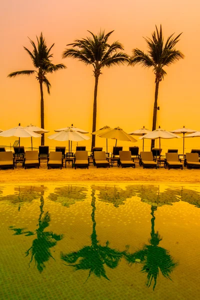 Silhouetten van luxe parasols en stoelen — Stockfoto