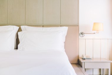 Yatakta güzel lüks yastıklar