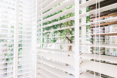 Seçici odak noktası güneşlikler penceresinde