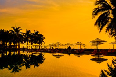 Ve Yüzme Havuzu palmiye ağaçlarının Silhouettes