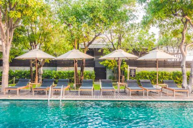 Otel havuzunda yüzme havuzu