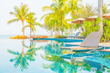 palmiye ağaçları ve Deniz Yüzme Havuzu