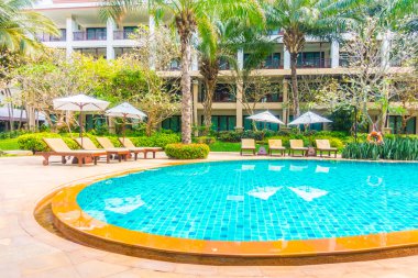 palmiye ağaçları ve Deniz Yüzme Havuzu