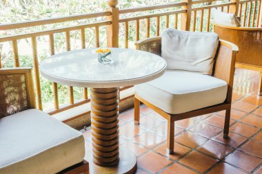 oturma odasında kanepede yastık