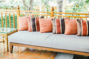 oturma odasında kanepede yastık