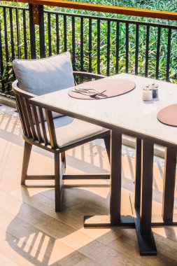 Boş sandalye ve masa