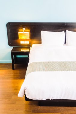 Yatak ve ışık lamba beyaz yastıklar