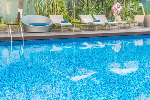 Ombrellone e sedia intorno bella piscina di lusso — Foto Stock