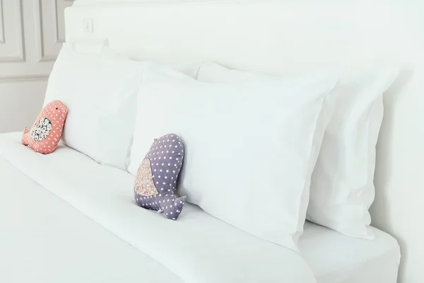 Vackra lyx vit kudde på sängen — Stockfoto