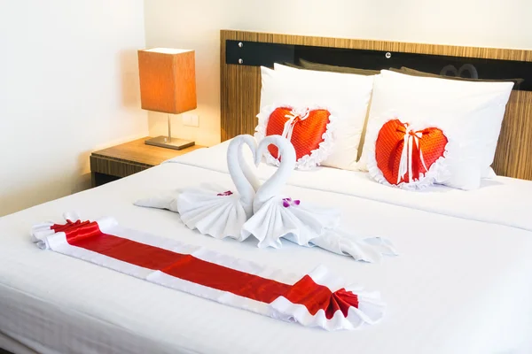 Романтические красивые роскошные украшения кровати — стоковое фото