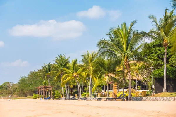 Hermosa playa y mar con palmeras — Foto de Stock
