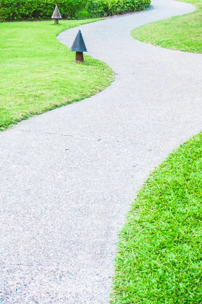Güzel bir bahçe etrafında taş yol yol