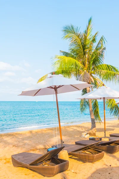 Ombrelloni e sedie sulla spiaggia tropicale — Foto Stock