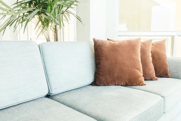 Beaux oreillers de luxe sur canapé — Photo