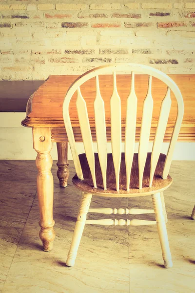 Stuhl und Tisch aus Holz — Stockfoto
