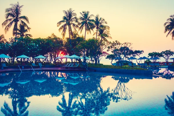 Silhouettes of coconut palm trees — Stock Photo, Image