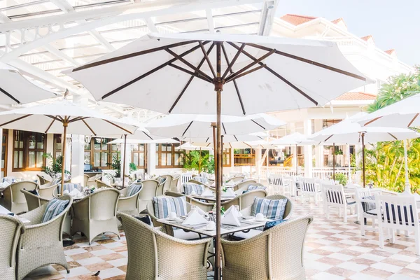 boş masa ve sandalyeler