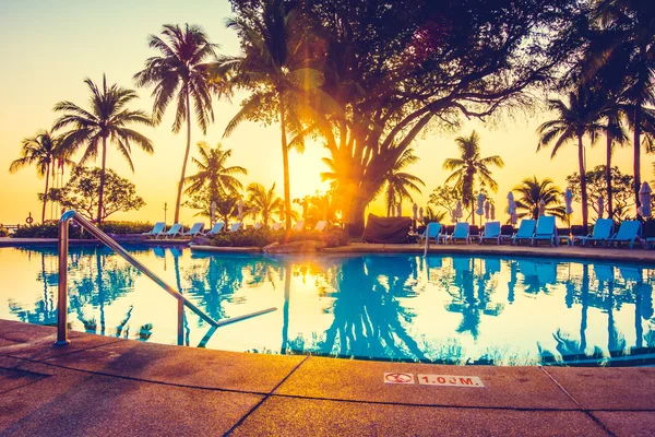 Beautiful luxury outdoor swimming pool — Stock Photo, Image