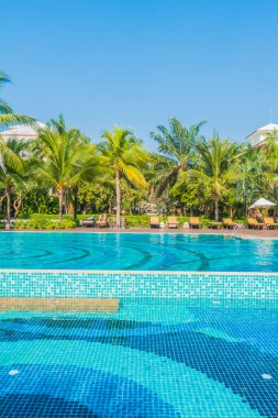 palmiye ağaçları ve Deniz Yüzme Havuzu