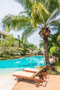 palmiye ağaçları ve Deniz Yüzme Havuzu