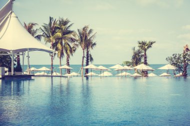 Şemsiyeleri ve sandalyeler Yüzme Havuzu etrafında