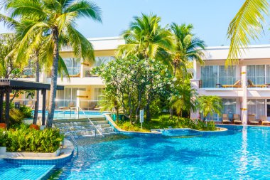 Şemsiyeleri ve sandalyeler Yüzme Havuzu etrafında