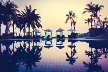 Günbatımı zaman palmiye ağaçlarının Silhouettes