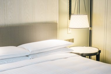 Yatakta güzel lüks beyaz yastıklar