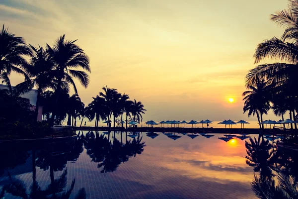 Ve Yüzme Havuzu palmiye ağaçlarının Silhouettes