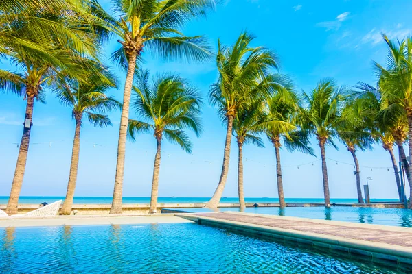 Beautiful luxury swimming pool — Stock Photo, Image