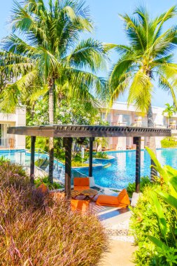 Şemsiye ve Yüzme Havuzu etrafında sandalyeler