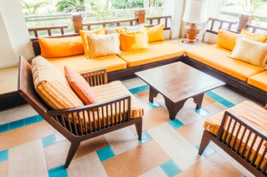 Boş tahta kanepe ve sandalye