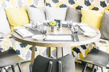 Restoranda boş sandalye ve masa