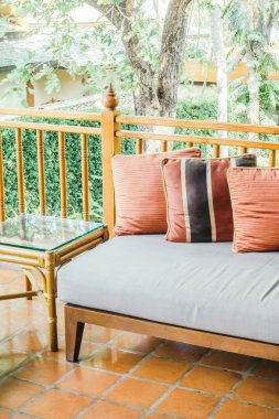 oturma odasında kanepede yastık