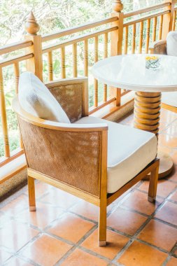 oturma odasında kanepede yastık