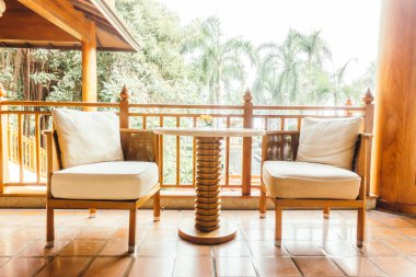 oturma odasında kanepede yastık